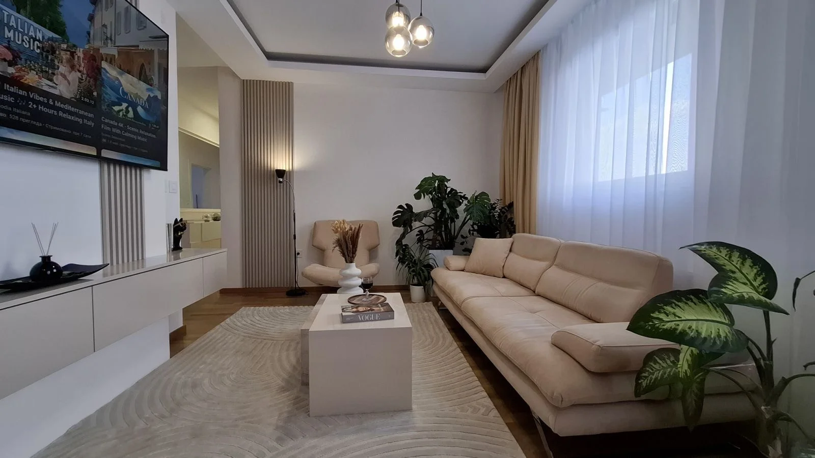 NOVI SAD. TELEP.ČETVOROSOBAN STAN,MOGUĆNOST KUPOVINE DVA GARAŽNA MESTA. Stan je lociran na početku, odnosno urbanom