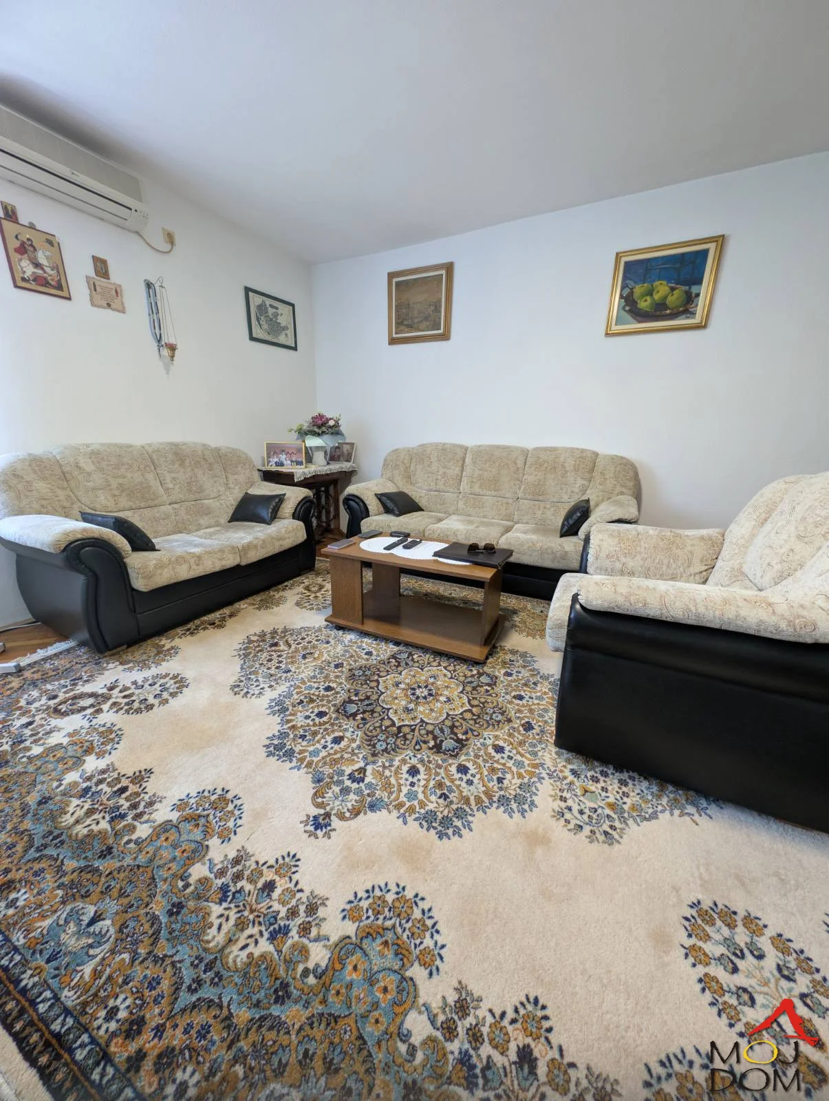 Ako tražite stan koji nudi pravi odnos cene, lokacije i kvaliteta, teško da ćete pronaći bolju priliku u Novom Sadu. Na prodaju je klasičan trosoban stan od 70 m², smešten na prvom spratu manje i uredne zgrade na Podbari, svega nekoliko minuta