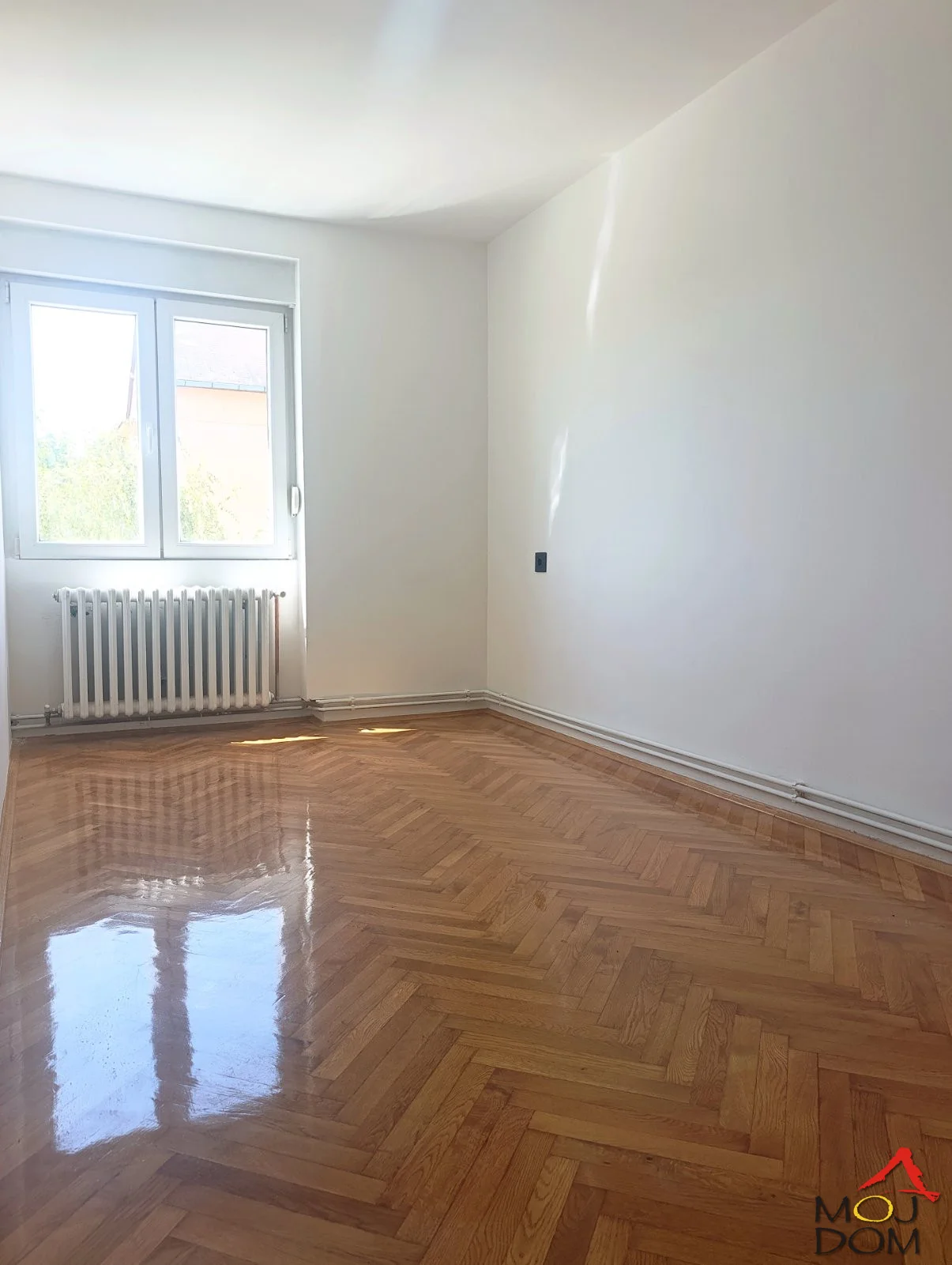 

Na prodaju kompletno renoviran trosoban stan na atraktivnoj lokaciji u ulici Cara Dušana. Stan se nalazi na trećem spratu uredne starije stambene zgrade bez lifta i odlikuje se funkcionalnim rasporedom prostorija.

Nekretnina poseduje izdv