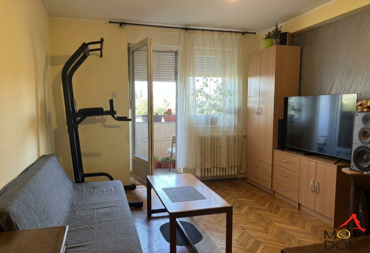 Na prodaju funkcionalan i odlično raspoređen dvosoban stan površine 44 m² na Novom Naselju, jednom od najmirnijih i najpoželjnijih delova Novog Sada za porodičan život.

Stan se nalazi na prvom spratu kvalitetne stambene zgrade izgrađene oko 