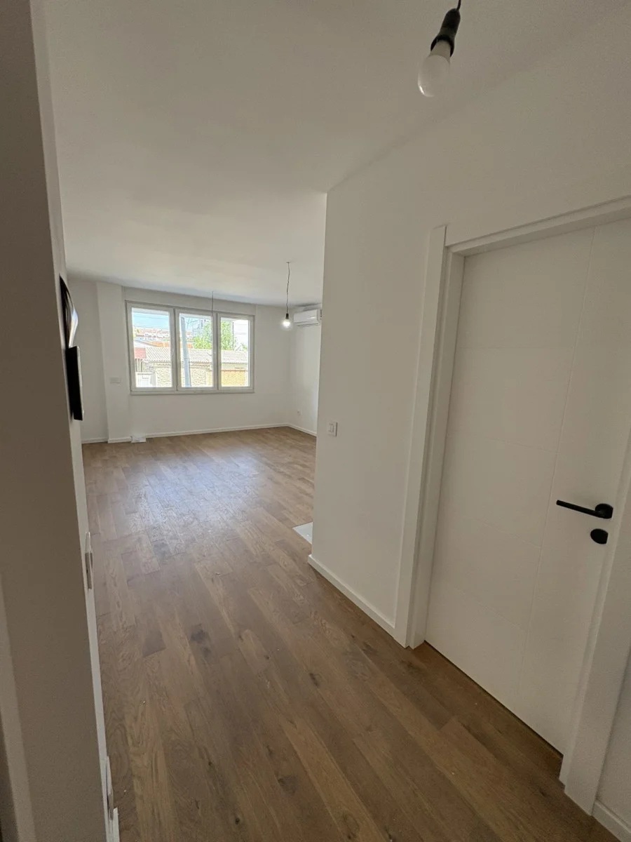 NOVI SAD. NOVO NASELJE. GARSONJERA. ULIČNO ORIJENTISANA.U blzini vrtića - preko puta, osnovne škole (700m), marketa,
