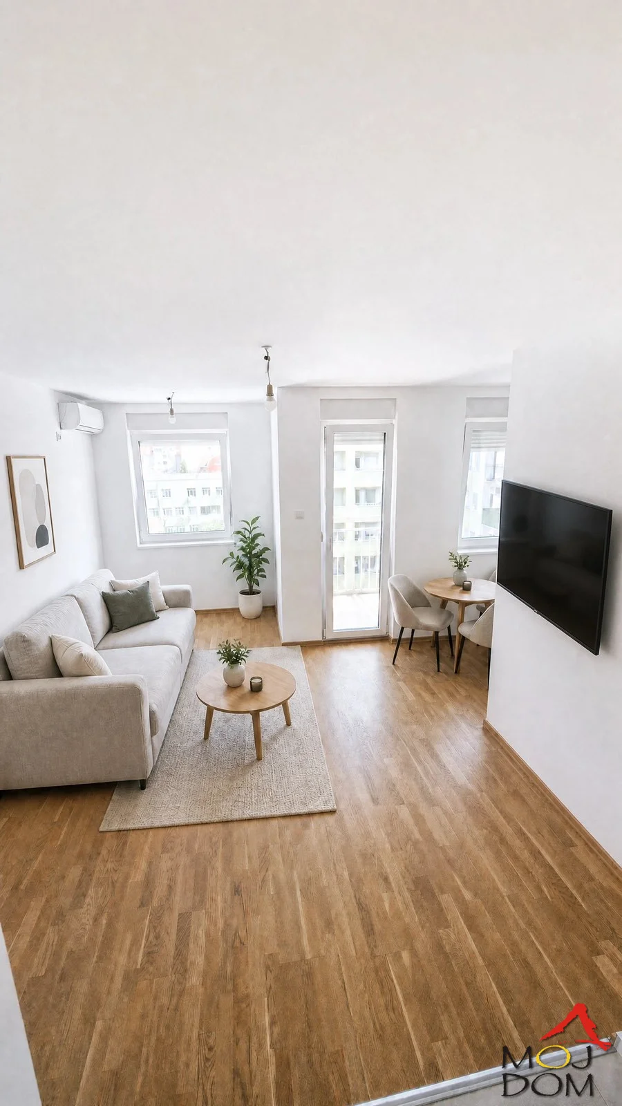 Na prodaju atraktivan duplex u novijoj zgradi iz 2019. godine, na odličnoj lokaciji koja spaja mirno porodično okruženje sa neposrednom blizinom centra Novog Sada. Stan je istočno orijentisan i sa terasa pruža otvoren pogled prema gradu i Frušk