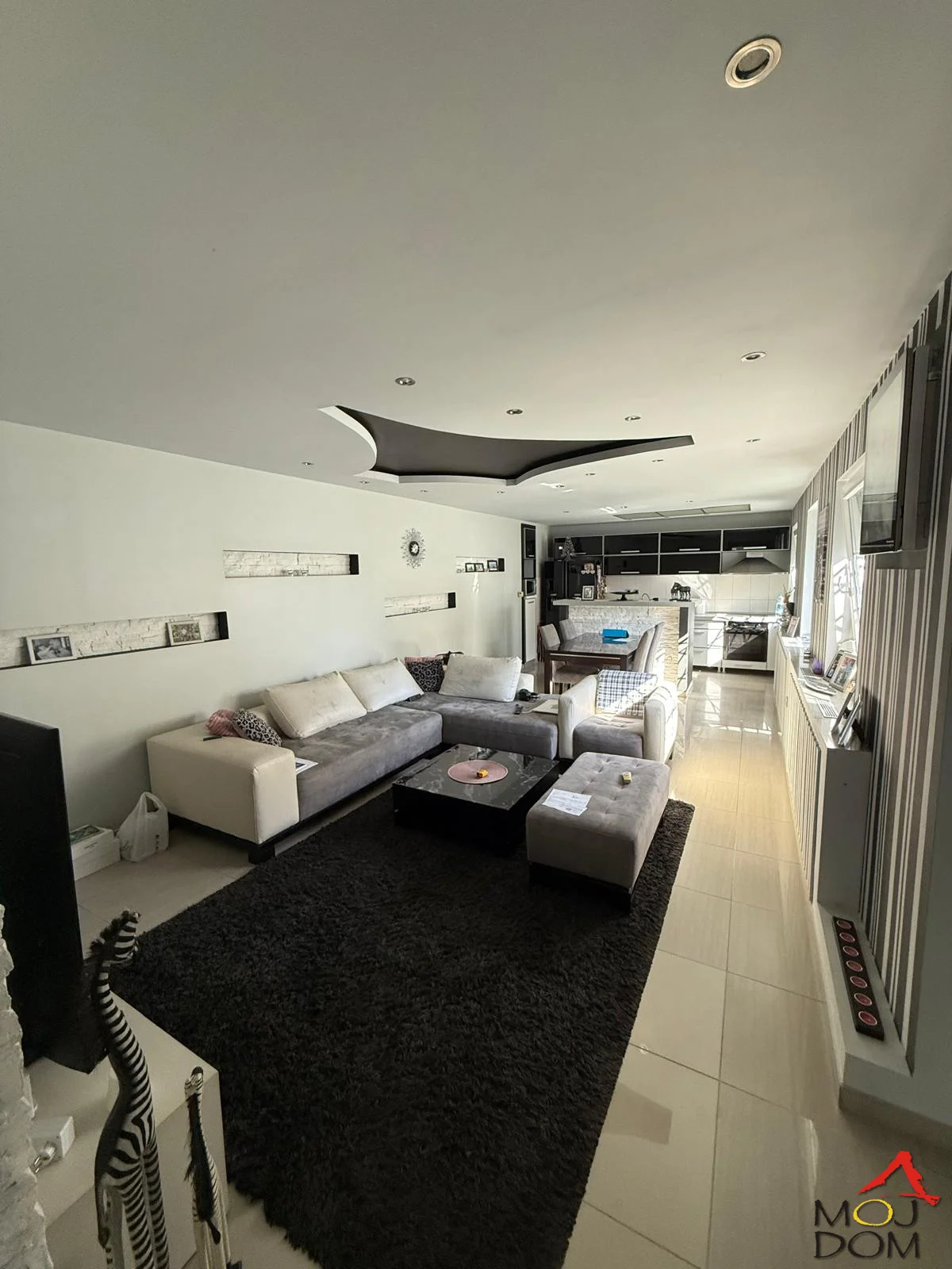 Izdaje se luksuzna kuća u centru Novog Sada – 130m² sa garažom

U ponudi je potpuno renovirana i moderno uređena kuća površine 130m², smeštena na odličnoj lokaciji na Salajci, svega 300 metara od centra Novog Sada. Ova nekretnina pruža sa
