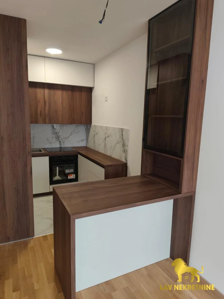 Square Garden.Kontakt:&nbsp;062 7445 42 (iskljucivo putem poruke poslati link ili agencijsku sifru na Viber/Whatsapp/SMS
