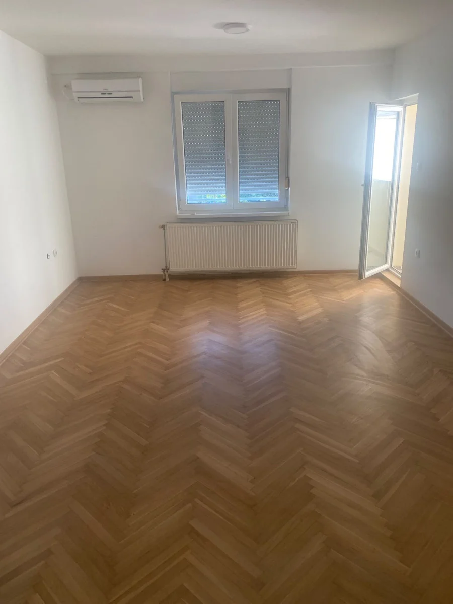 NOVI SAD. SAJAM. DVOSOBAN STAN.RENOVIRAN STAN. (Svet nekretnine, Novi Sad, Reg. br. 405)