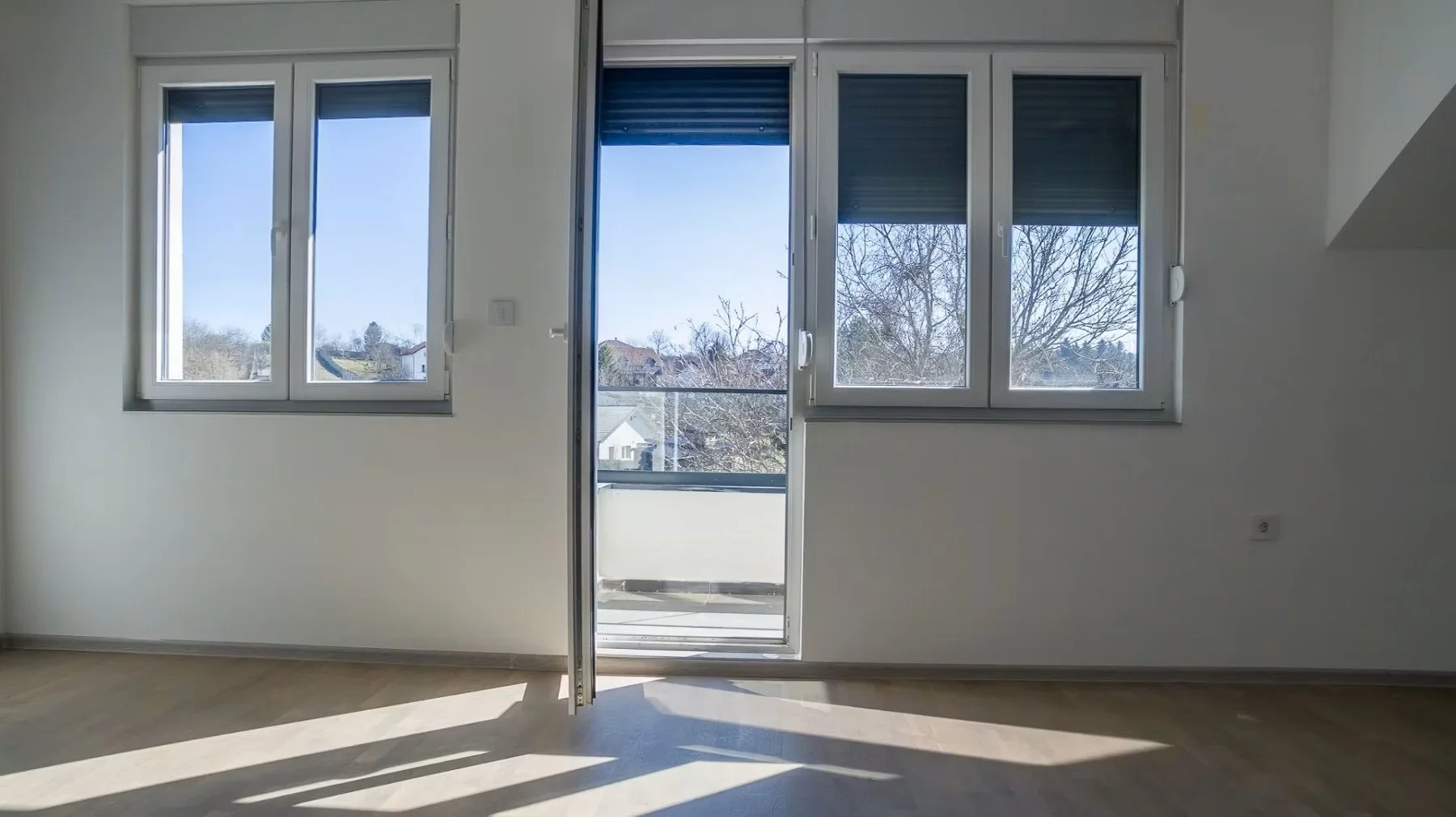 NOVI SAD. PETROVARADIN-ALIBEGOVAC. ČETVOROSOBAN STAN. NEUSELJAVAN STAN. DVOSTRANO ORIJENTISAN.STAN JE SVETAO TOKOM CELO