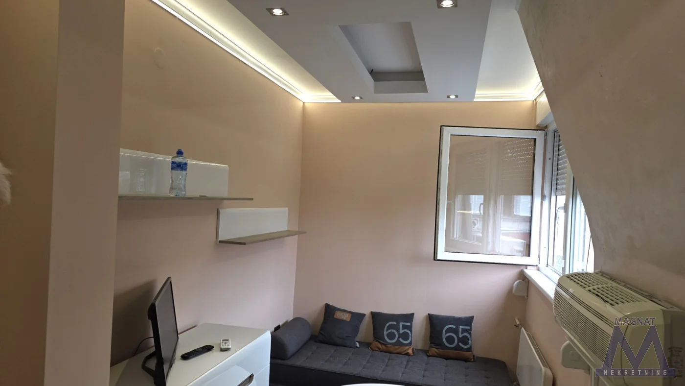 Novi Sad - Bulevar oslobođenja, prodaje se mala garsonjera od 13m2, odmah useljiva, uknjižena.

Garsonjera se prodaje kompletno nameštena, bez ulaganja.

Nalazi se na odličnoj lokaciji, idealna za izdavanje ...

Za više informacija pozovite 060-