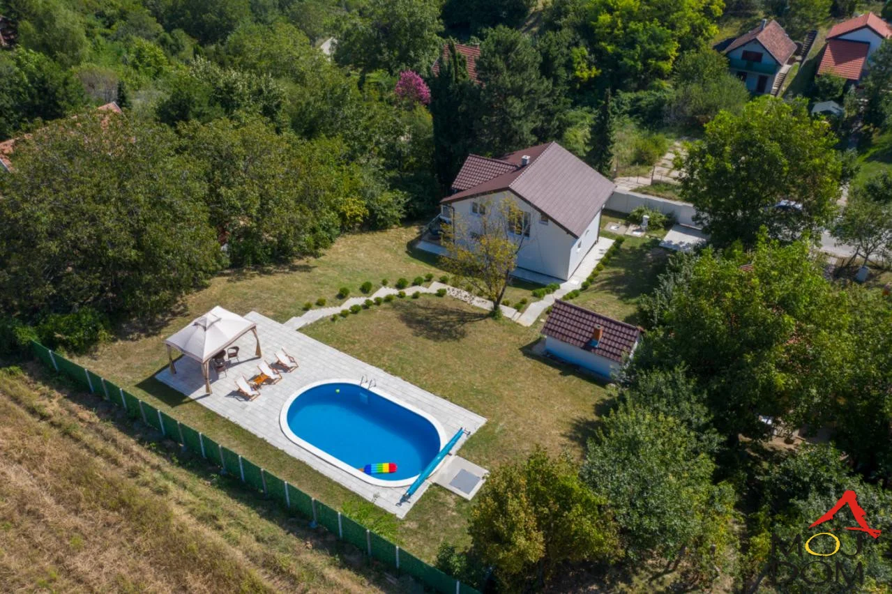 

Na prodaju nova, luksuzna i uknjižena porodična kuća površine 220m², smeštena u mirnom i zelenom okruženju, na svega 4 km od centra Novog Sada. Ova atraktivna nekretnina predstavlja idealan izbor za porodični život ili uživanje u p