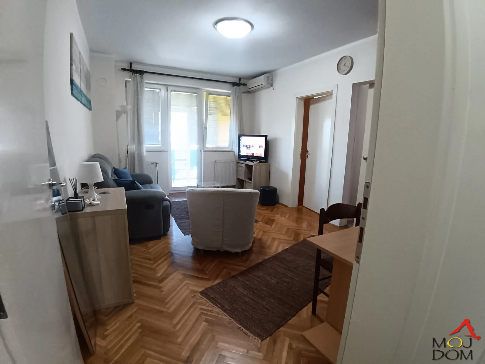 Izdavanje – Jednosoban stan 43 m², Alekse Šantića, Novi Sad
Izdaje se stan pogodan za život dve osobe u samom srcu grada u blizini svih elementarno bitnih tačaka za život. 
Stan je renoviran, sređen i spreman za život.
Sastoji se od:
Odvoje