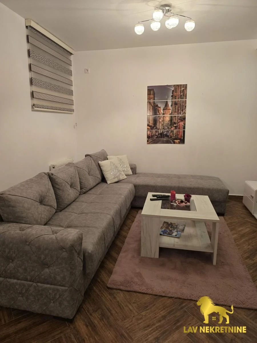 Cena za poslovni prostor je 350€. Kralja Milana, potpuno nov stan, neuseljavan. Nalazi se u polusuterenu. Nije pet fri