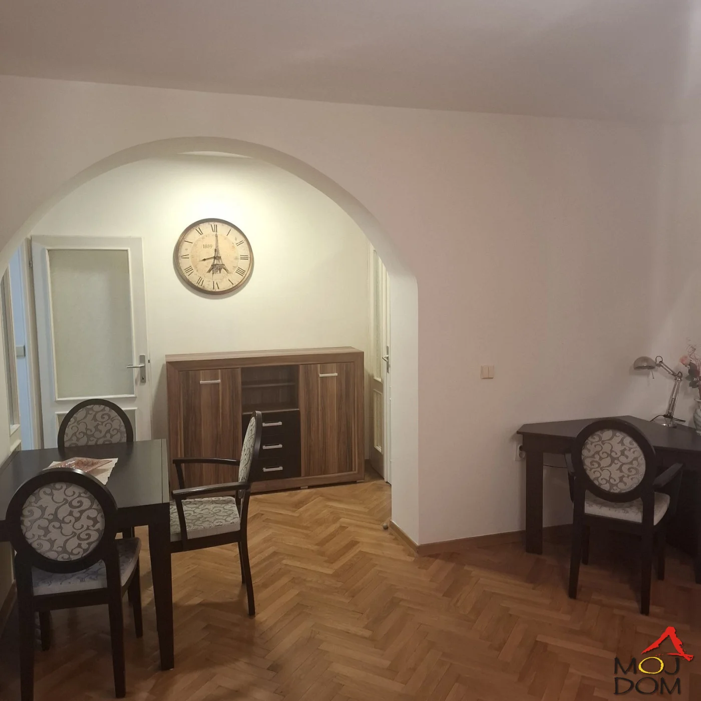 Izdaje se elegantan i funkcionalno uređen stan površine 54m², smešten na 4. spratu održavane zgrade sa liftom, u samom centru grada. Zahvaljujući odličnoj lokaciji, svi sadržaji neophodni za kvalitetan gradski život nalaze se na svega nekoli