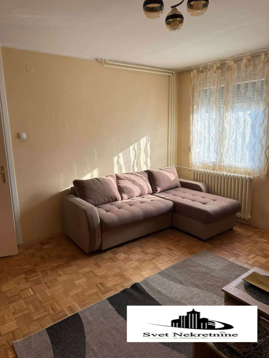 NOVI SAD. NOVO NASELJE. JEDNOSOBAN STAN. Renovirani jednosoban stan na trećem spratu (od četiri) u 
zgradi sa liftom.