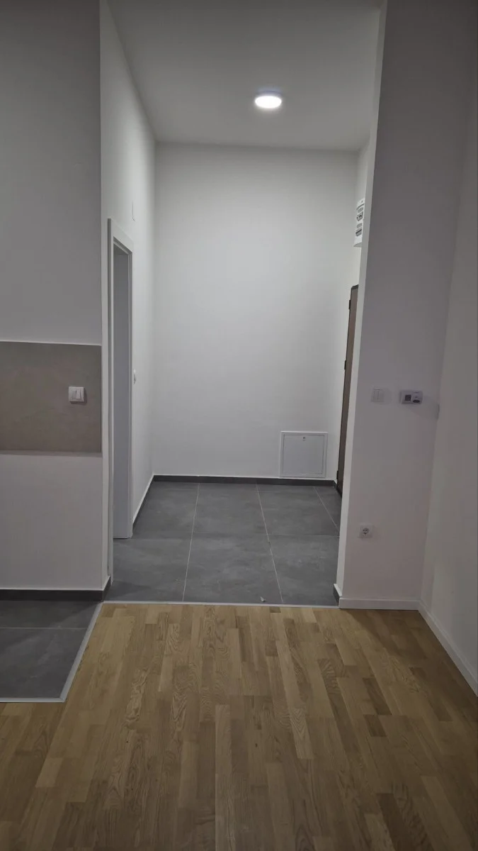 NOVI SAD. GRBAVICA. GARSONJERA(Svet nekretnine, Novi Sad, Reg. br. 405)