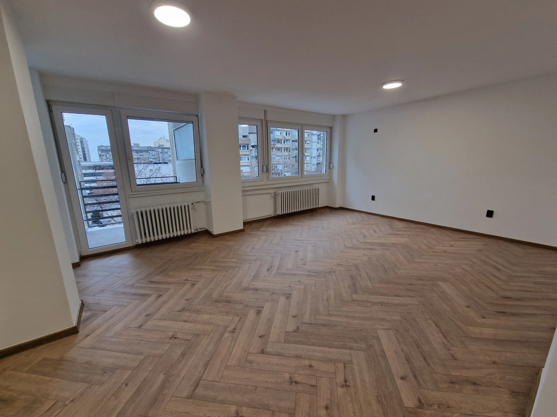 NOVI SAD. BULEVAR TROSOBAN STAN. KOMPLETNO RENOVIRAN STAN. SVE NOVO , NEUSELJAVAN STAN(Svet nekretnine, Novi Sad, Reg. b