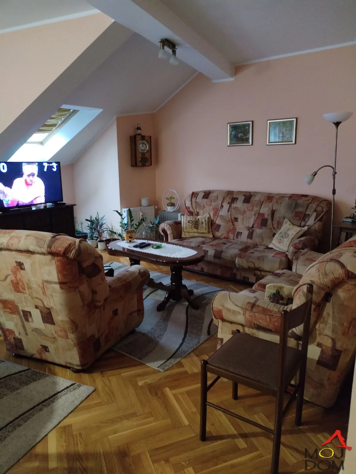 Na prodaju prostran stan na odličnoj lokaciji koji predstavlja idealnu priliku za kupce koji žele da prostor urede u skladu sa sopstvenim stilom i potrebama. Smešten na trećem spratu manje stambene zgrade sa svega 11 stanova, pruža mir, privatno
