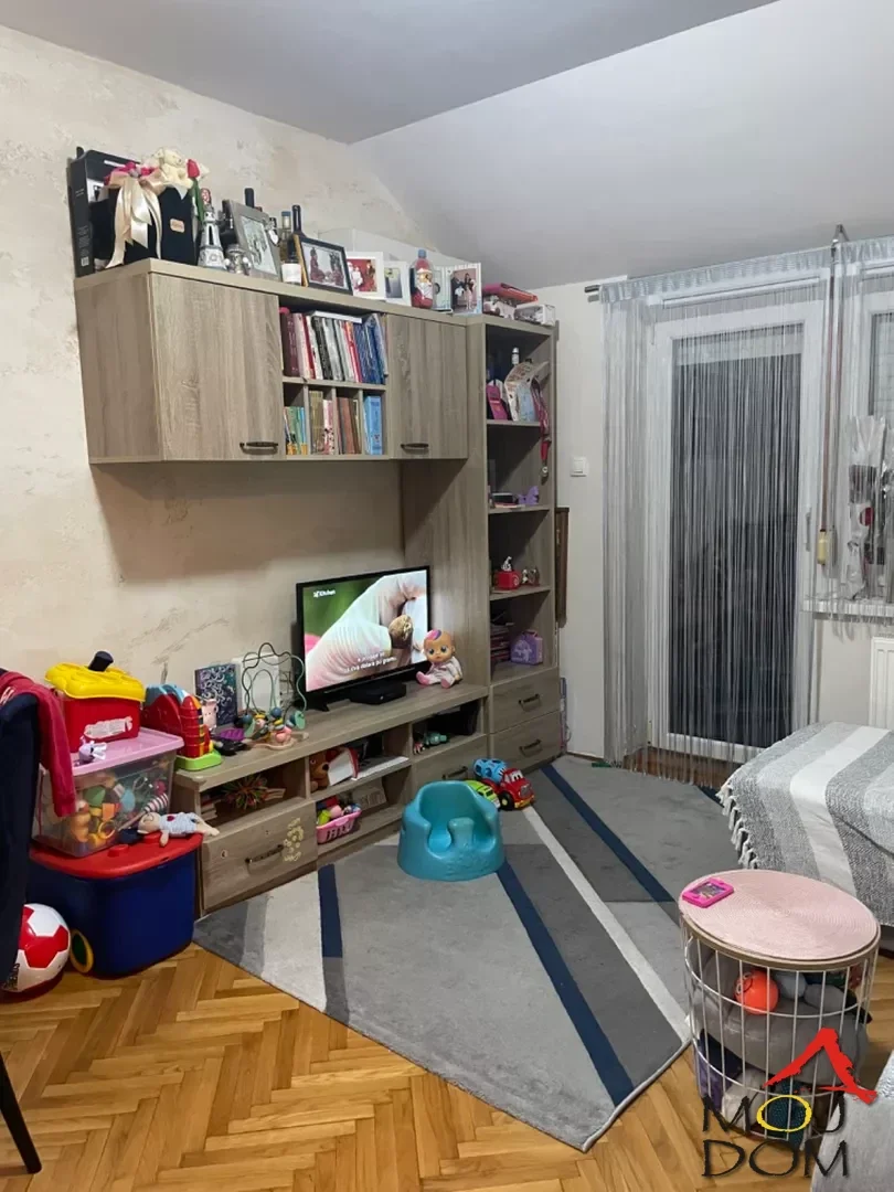 Izdaje se funkcionalan i prijatan stan od 40m2 na jednoj od najtraženijih lokacija u Novom Sadu – na Bulevaru oslobođenja, svega nekoliko minuta hoda od Futoške pijace, Futoškog parka i centra grada.

Odlična pozicija omogućava brz i jednosta