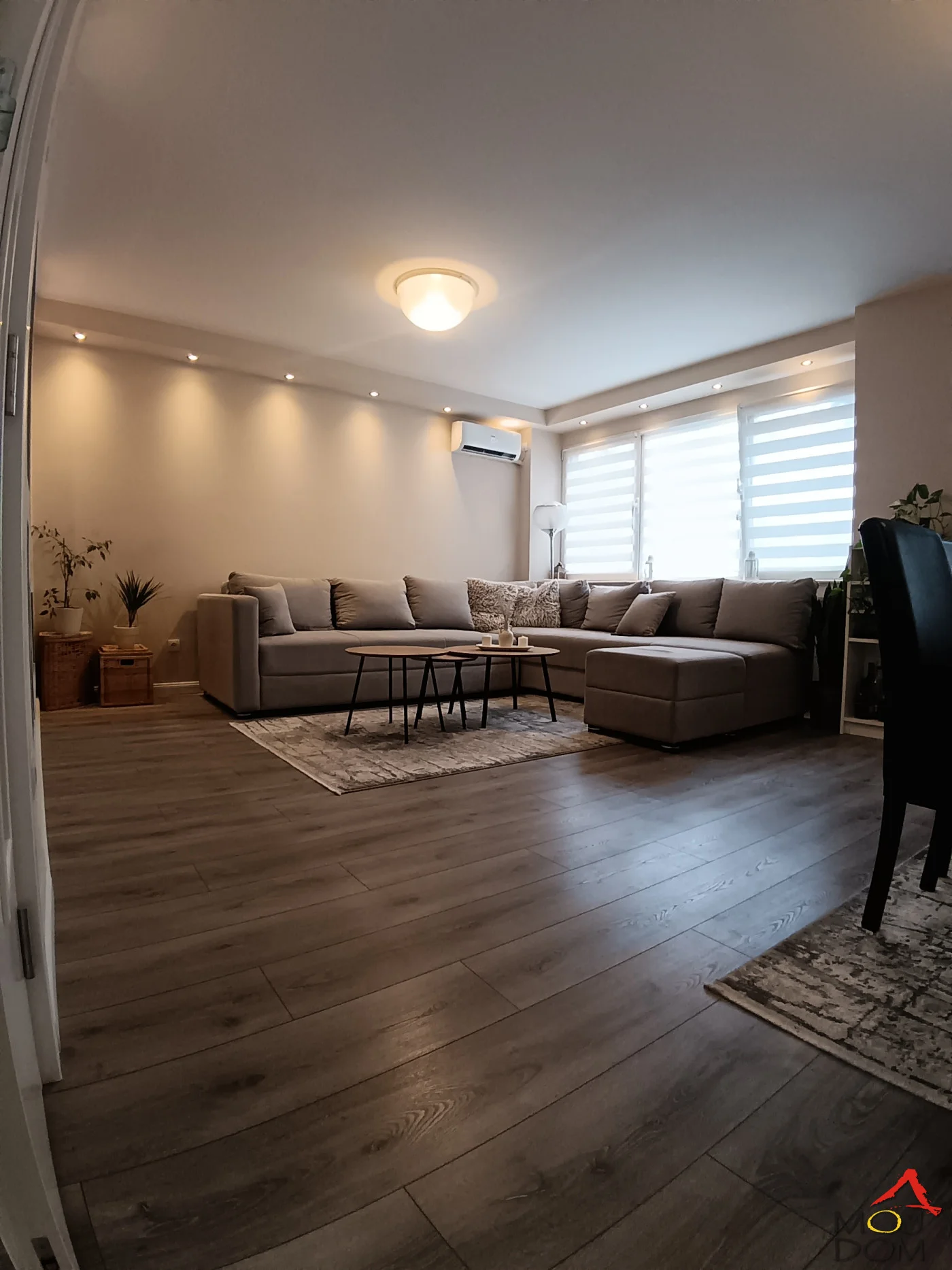 LUKSUZNO RENOVIRAN TROSOBAN STAN 76m² – SOCIJALNO, KOMPLETNO NAMEŠTEN

Na prodaju kompletno renoviran i moderno opremljen trosoban stan površine 76m², smešten na 1. spratu kvalitetne zgrade sa liftom, na jednoj od najtraženijih lokacija u Nov