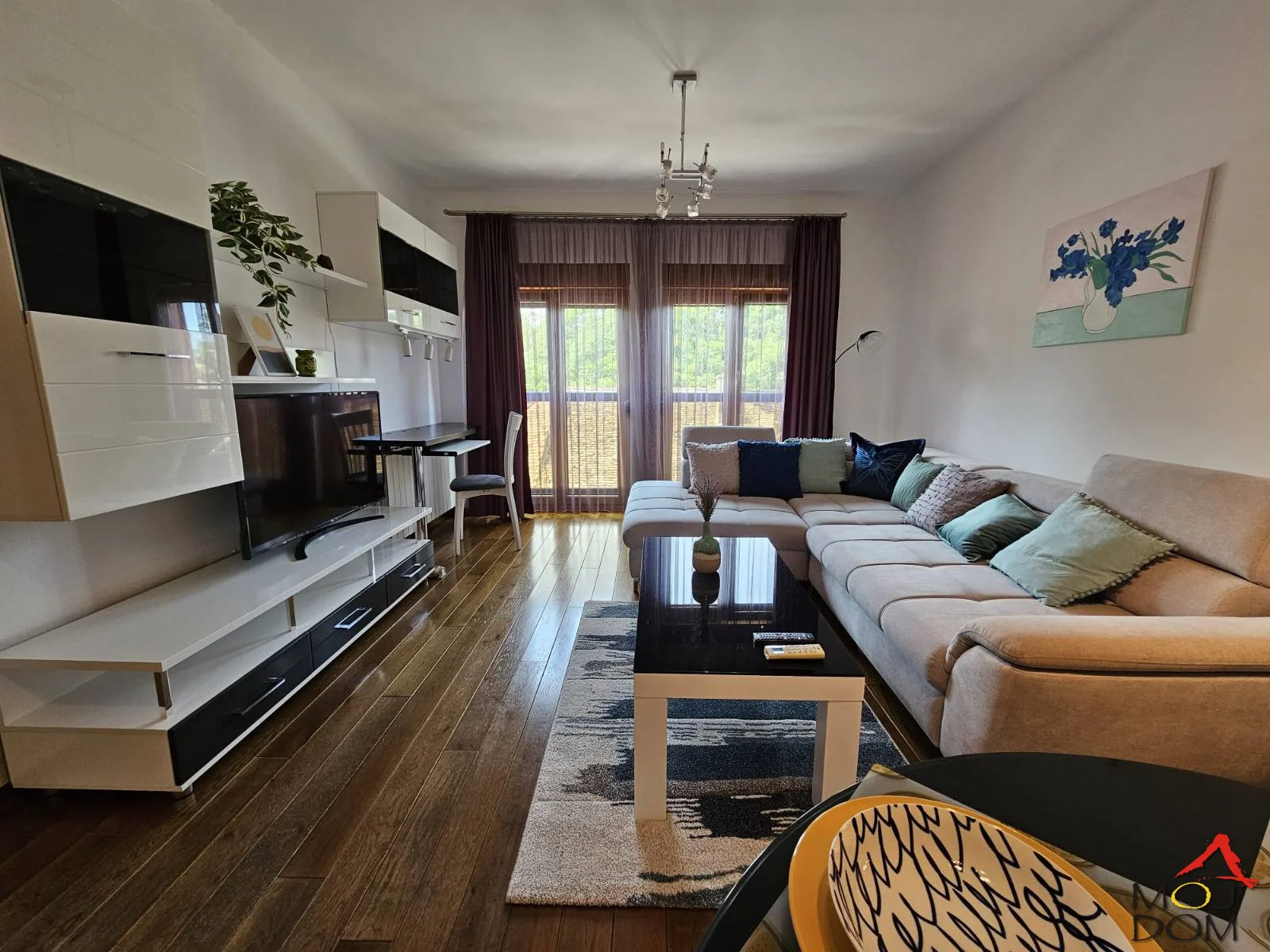 Izdaje se luksuzno namešten jednoiposoban stan površine 54m², smešten na drugom spratu kvalitetne stambene zgrade sa liftom, u samom centru grada.

Stan je moderno opremljen, funkcionalnog rasporeda i pruža visok nivo komfora. Idealan je za jedn