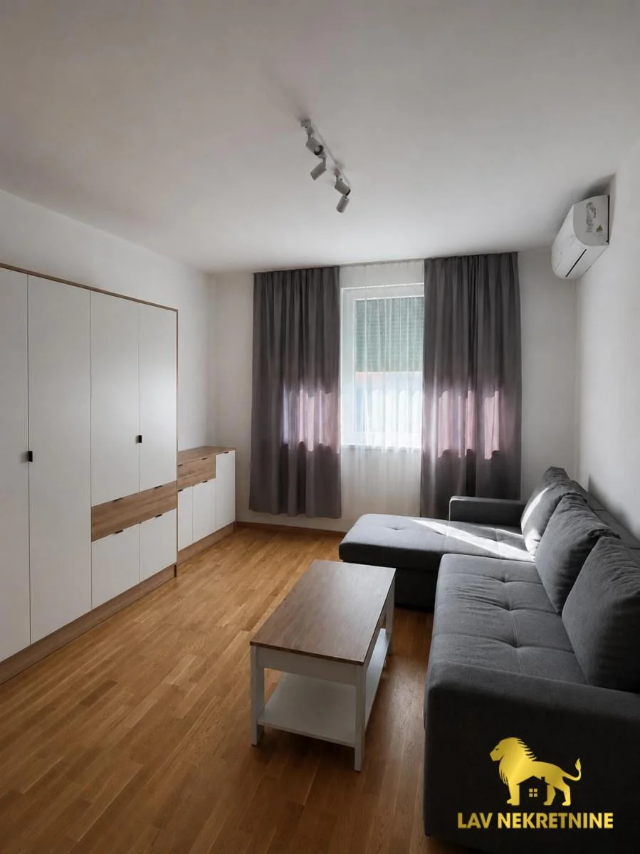 Nova zgrada, kod nasipa, Telep&nbsp; - Adice. Namestaj je nov, stan nije pet friendly. Troskovi po potrosnji.Kontakt:&nb
