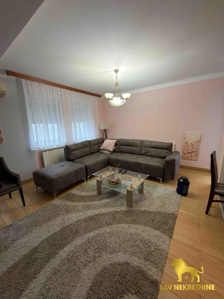 Potpuno opremljen duplex u Danila Kiša. Kompletno opremljen, useljiv od 25.07.Lav 2020 nekretnine. Agencijska provizija