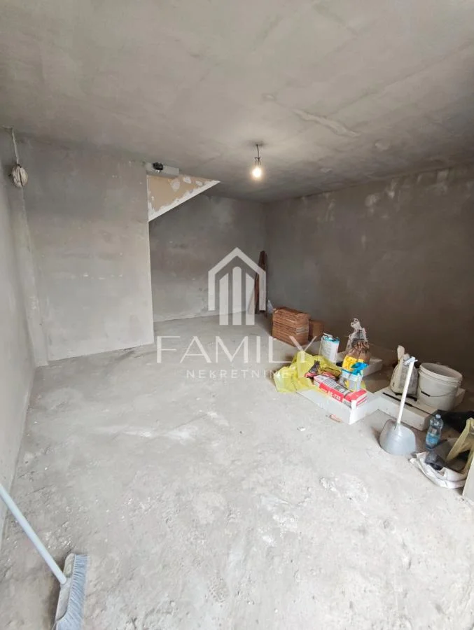 Garaža koja je nameski pravljena da bude garsonjera - 25 m², Veternik, Novi Sad