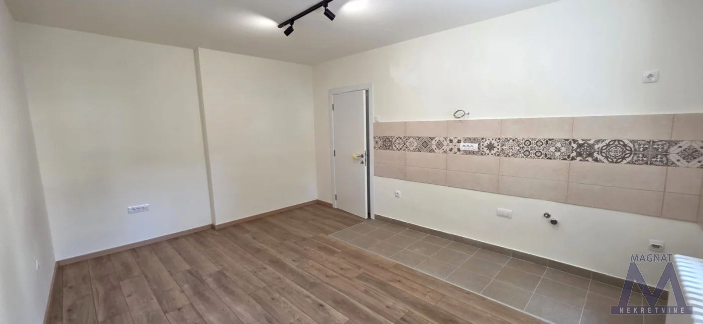 Novi Sad - Bulevar kralja Petra, prodaje se kompletno renoviran jednoiposoban stan od 37m2, odmah useljiv, uknjižen. 
Stan se sastoji od hodnika, dnevne sobe sa kuhinjom, spavaće sobe i kupatila. U podrumu ima ostavu od 5m2.

Nalazi se na odličnoj