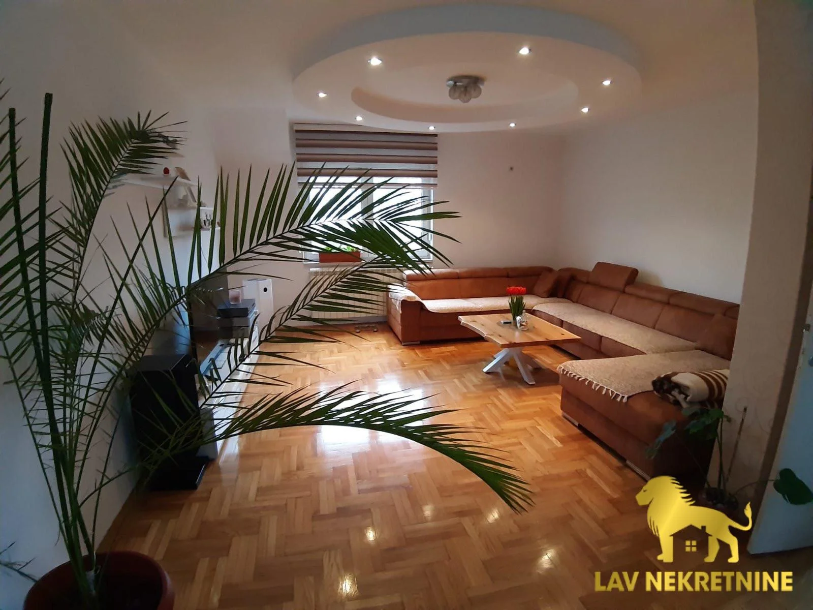 PRODAJA STANA – SREMSKA MITROVICA | 150 m²Na prodaju prelep, prostran i izuzetno komforan stan površine 150 m², sme