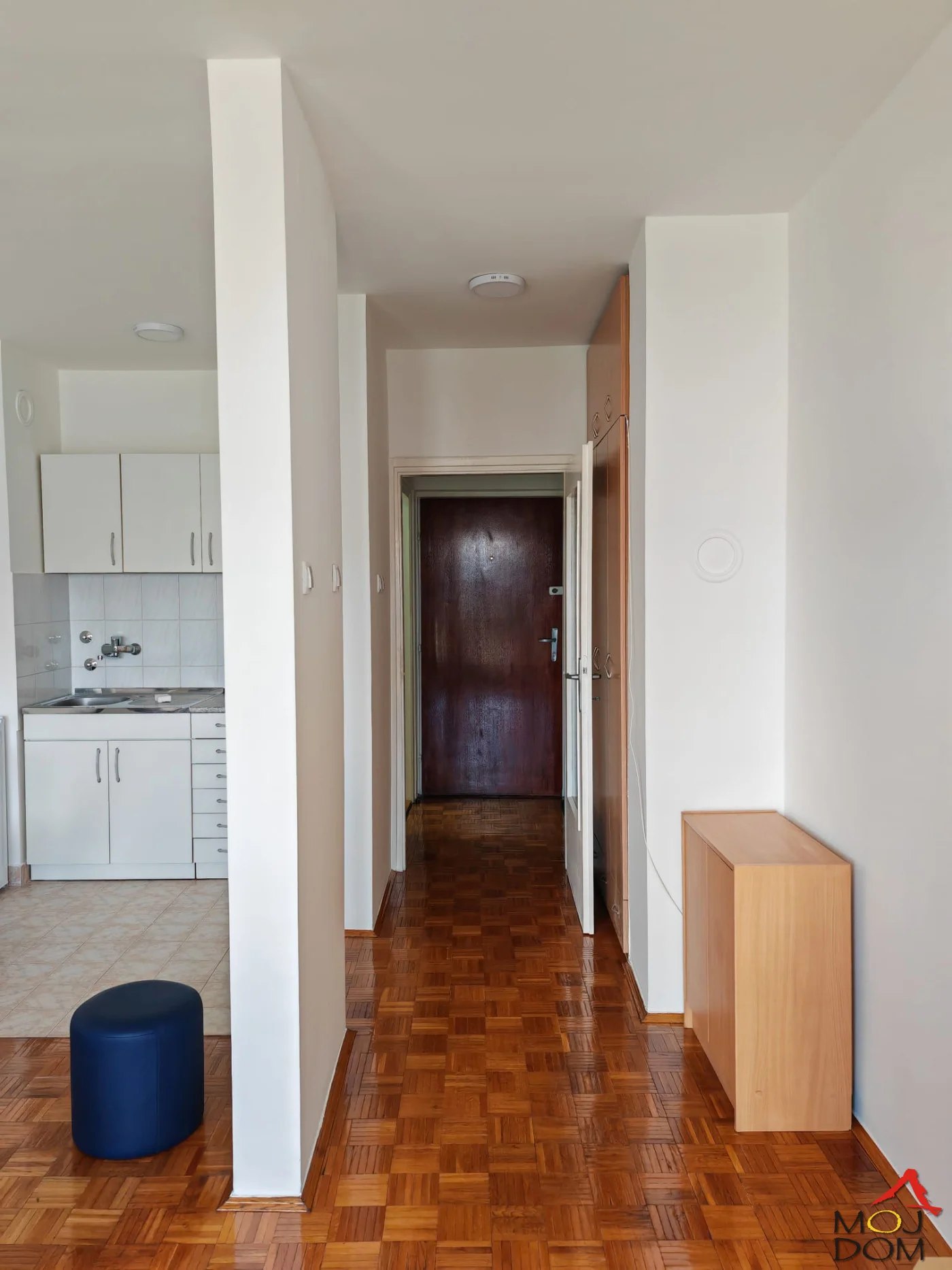 Iznajmljujem komfornu garsonjeru na Novom Naselju, Šarengrad.
Garsonjera se iznajmljuje nameštena, nalazi se u zgradi sa liftom.
Oko zgrade puno parking prost0ra i uvek ima mesta.
U stanu nisu dozvoljeni kucni ljubimci.
Potreban depozit u visini ki