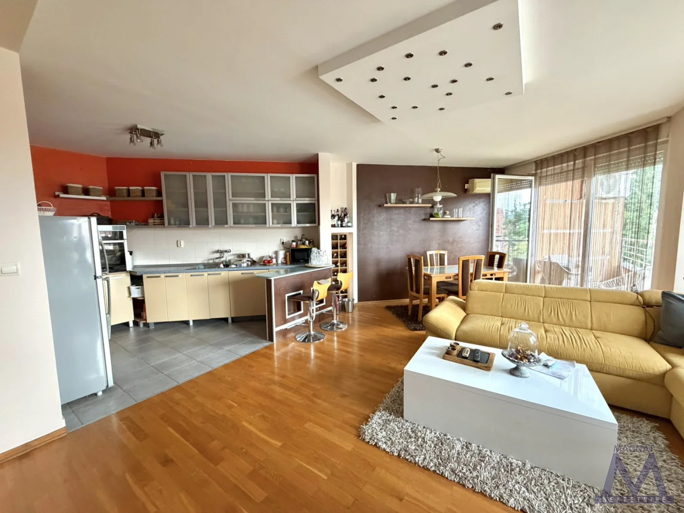 Novi Sad, Lipov gaj. EKSKLUZIVNA PRODAJA - NAMEŠTEN PETOSOBAN STAN U LIPOVOM GAJU! U pitanju je   duplex fantasričnog rasporeda, površine 131m2. Nalazi se u obezbeđenom naselju zatvorenog tipa, sa rampom i čuvarom 0-24h na ulazu (pristup samo vl