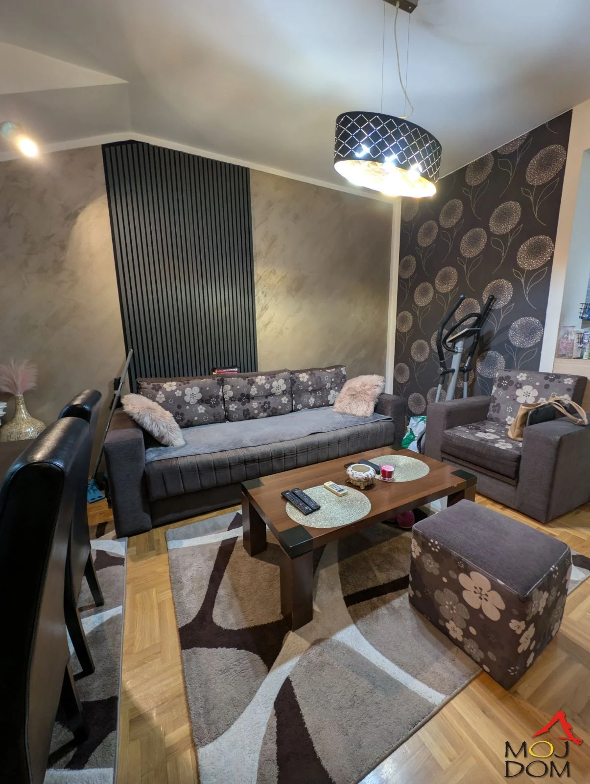 Stan u srcu Novog Sada – idealna prilika za život ili investiciju!

Na prodaju kompletno namešten stan površine 40 m² + terasa od 3 m², smešten na jednoj od najtraženijih lokacija u samom centru Novog Sada. Nalazi se u salonskoj zgradi, u na