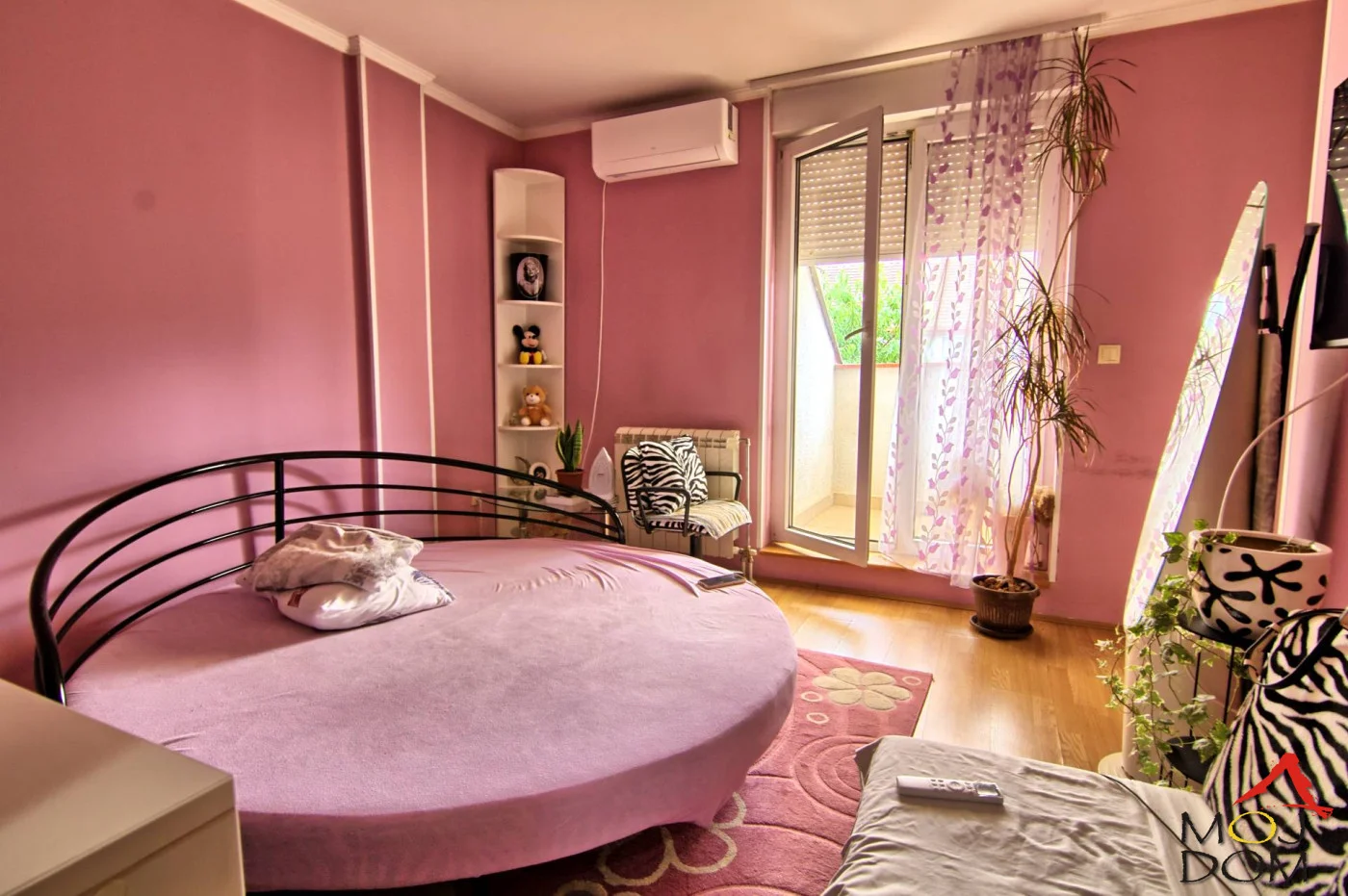 Na prodaju moderna i održavana kuća u nizu u naselju Sunčani Breg u Kaću, ukupne površine 226 m², idealna za porodičan život u mirnom i uređenom okruženju, na svega 15 minuta vožnje od Novog Sada.

Kuća se prostire na dve etaže i odlikuj