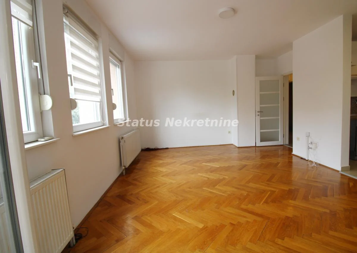 Bulevar-Uknjižen Troiposoban stan 83 m2 na Prvom Spratu Pogodan Za Kancelarije-065/385 8880