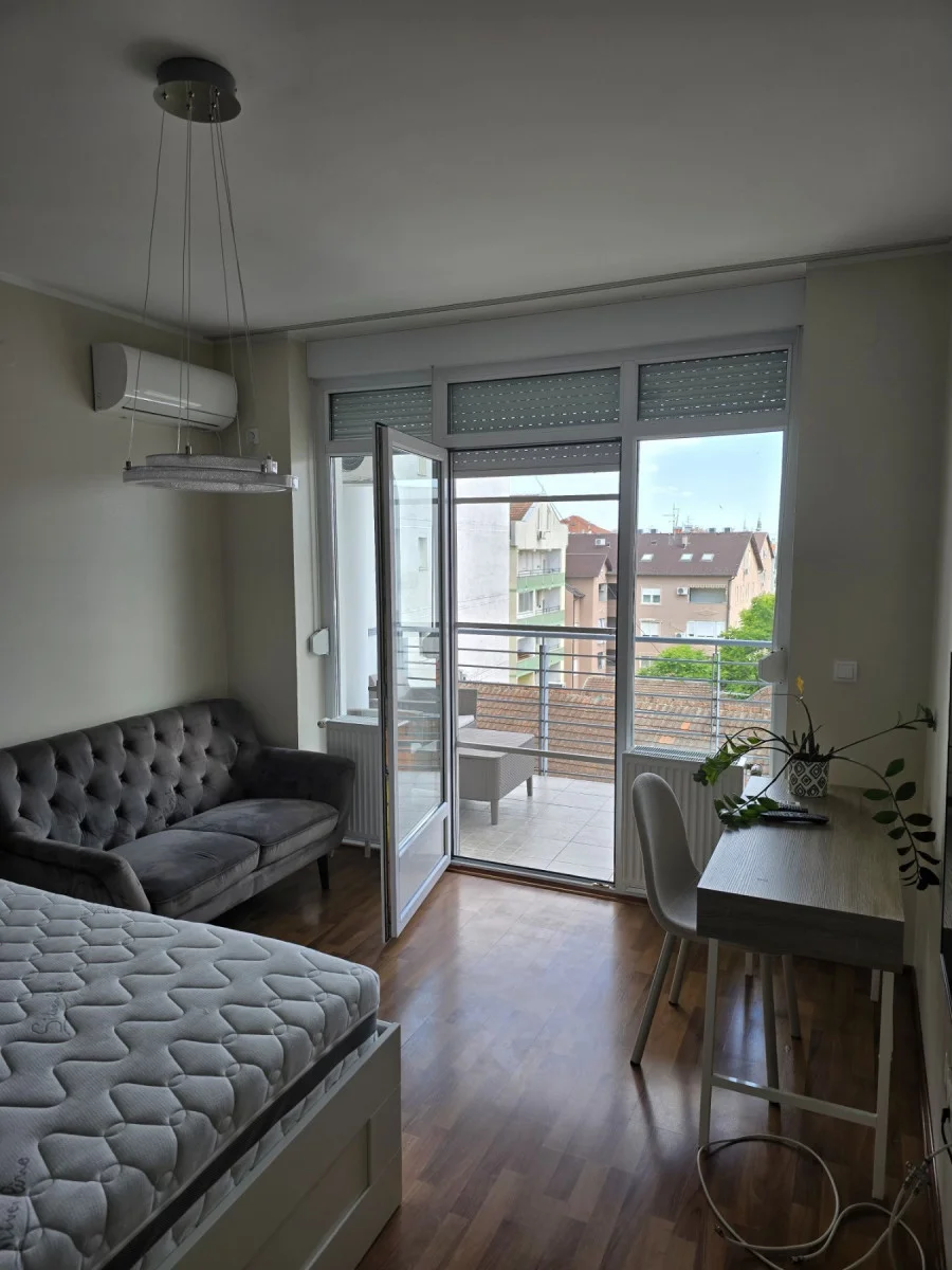 NOVI SAD. BULEVAR. GARSONJERA(Svet nekretnine, Novi Sad, Reg. br. 405)