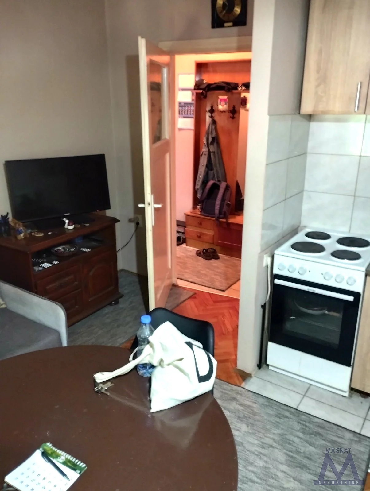 Novi Sad - Satelit, prodaje se jednoiposoban stan od 33m2, uknjižen 1/1-

Sastoji se od hodnika, sobe sa kuhinjom, spavaće sobe i kupatila.

Nalazi se na odličnoj lokaciji, parking i zelenilo oko zgrade.

Za više informacija pozovite 060-6211-685