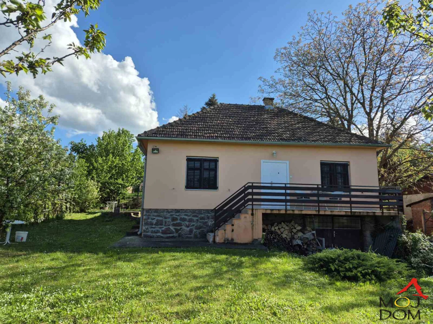 KUĆA SA POGLEDOM NA DUNAV – MIR, PRIRODA I VELIKI PLAC U ČEREVIĆU

Ako tražite mesto gde ćete pobeći od gradske gužve, a ipak ostati na svega 40 minuta vožnje od Novog Sada, ova kuća u Čereviću je prava prilika.

Na mirnoj lokaciji, okru