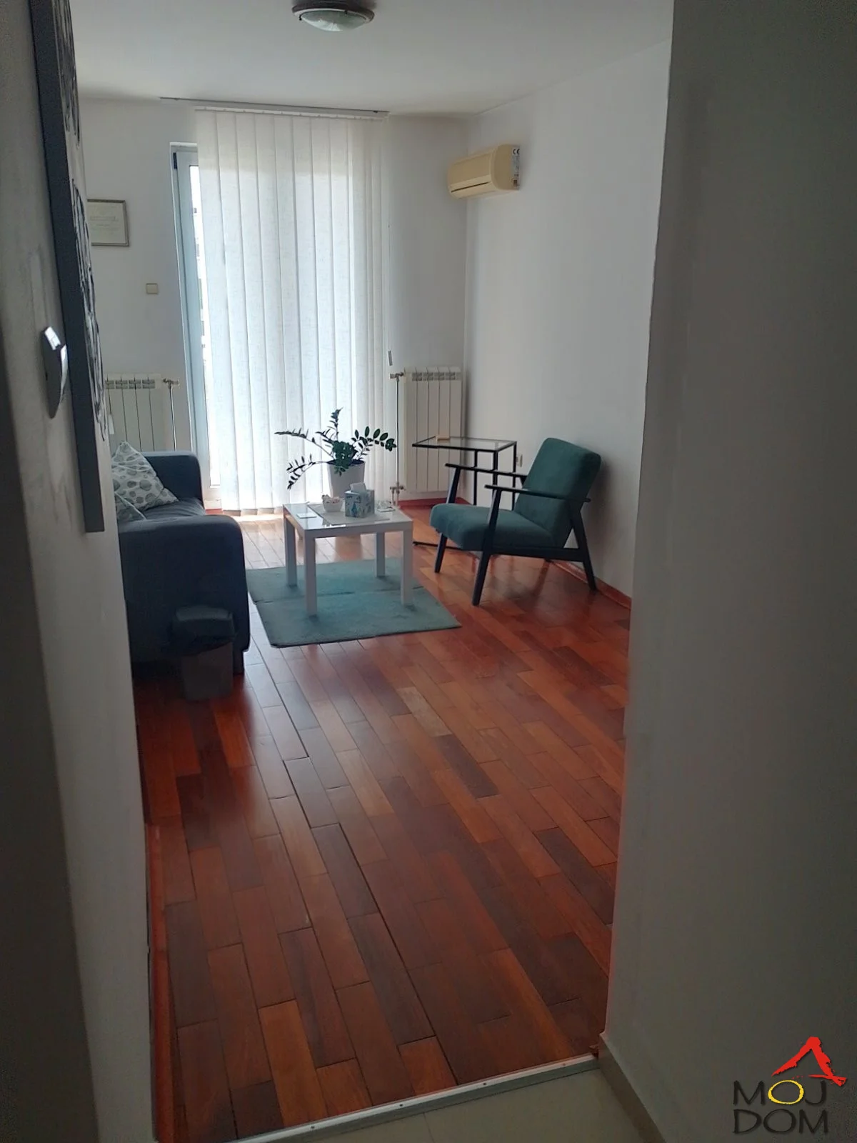 Na prodaju funkcionalan jednosoban stan površine 28 m², smešten na 3. spratu uredne i održavane zgrade sa 7 spratova i liftom, na jednoj od najtraženijih lokacija u gradu – Bulevar oslobođenja.

Stan je odlično organizovan i poseduje odvojen