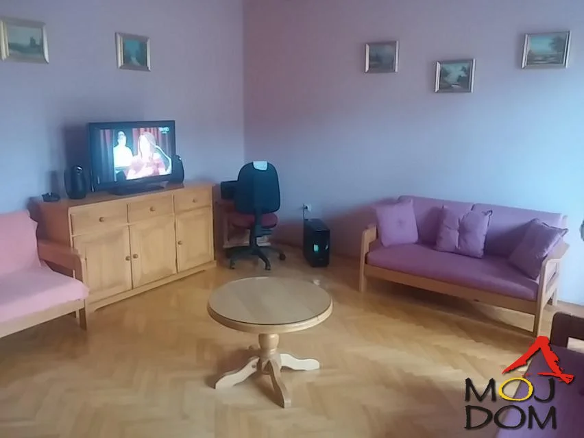 Otkrijte savršen porodični dom u srcu grada, tik uz čarobni Dunavski kej! Naša nekretnina je savršeno pozicionirana, nalazi se nedaleko od strogo centralnog dela grada, sa neposrednom blizinom škola i vrtića.
Ovaj prostrani dvostrano orijentis