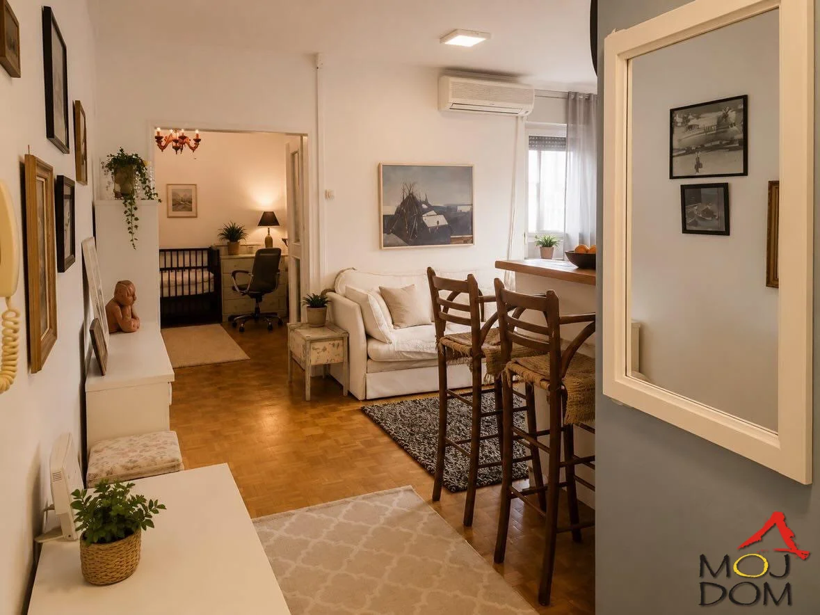 Na prodaju funkcionalan trosoban stan površine 64 m² na jednoj od najtraženijih lokacija u Novom Sadu, u neposrednoj blizini Novosadskog sajma.

Stan se nalazi na šestom spratu kvalitetne stambene zgrade sa ukupno osam spratova i odlikuje se odli