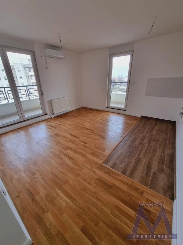 Novi Sad, na Bulevaru patrijarha Pavla na prodaju noviji, uknjižen trosoban stan od 63m2.. 
Dvostrano orijentisan sa dve terase.
Ekonomičan način grejanja - toplotne pume sa ugrađenim kalorimetrima.
Dnevni boravak sa kuhinjom, dve spavaće sobe, 