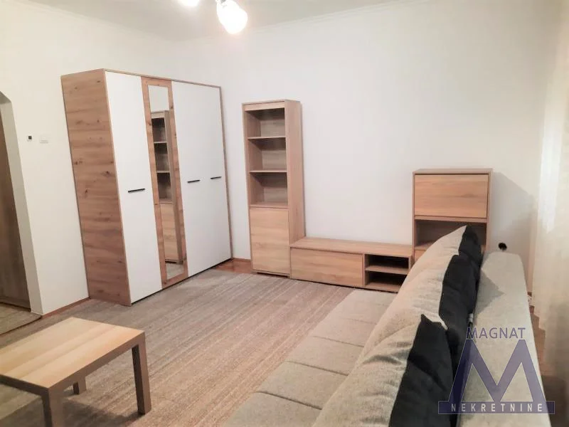 Novi Sad, na odličnoj lokaciji u blizini Futoške pijace izdaje se nameštena garsonjera od 30m2 u visokom prizemlju zgrade. Kompletno nameštena. U dvorištu zgrade parking za stanare. 
Stan nije pet frendli.
Slobodan i useljiv od 01.08. 
Mesečno 