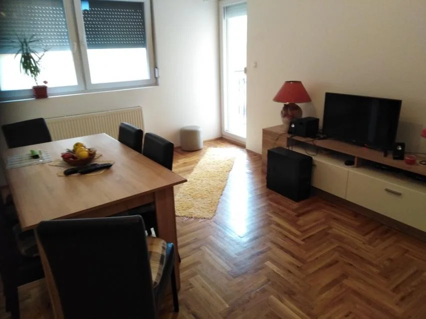 Novi Sad,Adice,troiposoban stan - dnevni boravak sa trpezarijom i 3 spavace sobe, dve terase i kupatilo sa kadom. Na ter