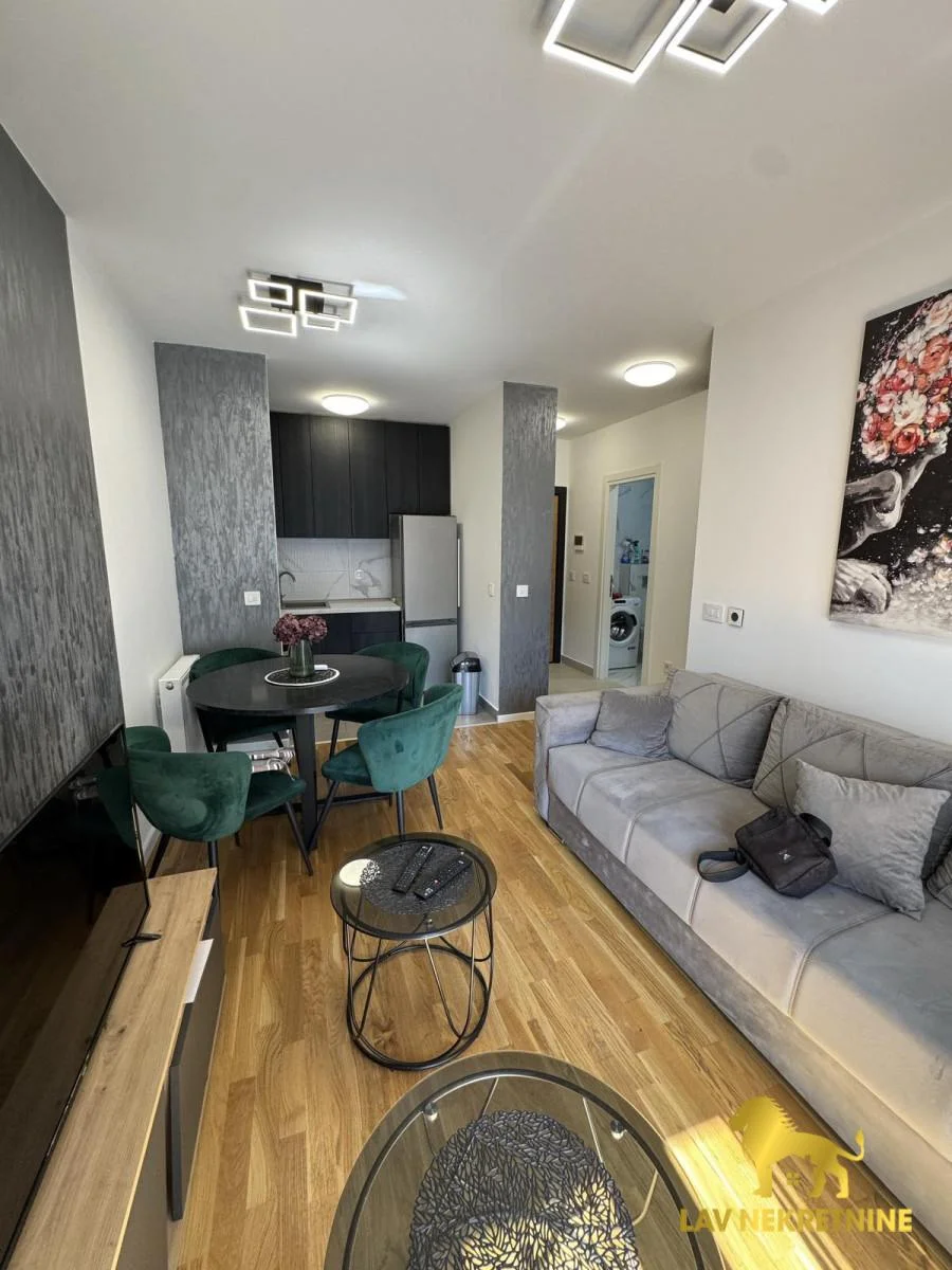 Park Novi Residence, potpuno nov stan. Nije pet friendly. Besplatan parking svuda oko zgrade. Useljivo oko 15.08.Kontakt