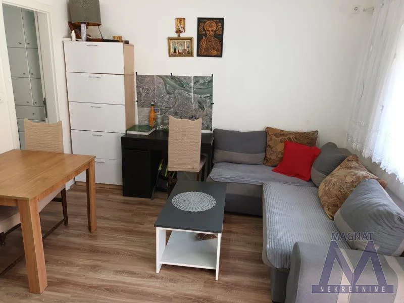 Novi Sad, Adice, prodaje se garsonjera od 22m2, prizemlje, useljiva, uknjižena. 
Nalazi se u novoj zgradi, bez ulaganja, ulaz u stan iz dvorišta. 

Za više informacija pozovite 060-6211-685 Peđa