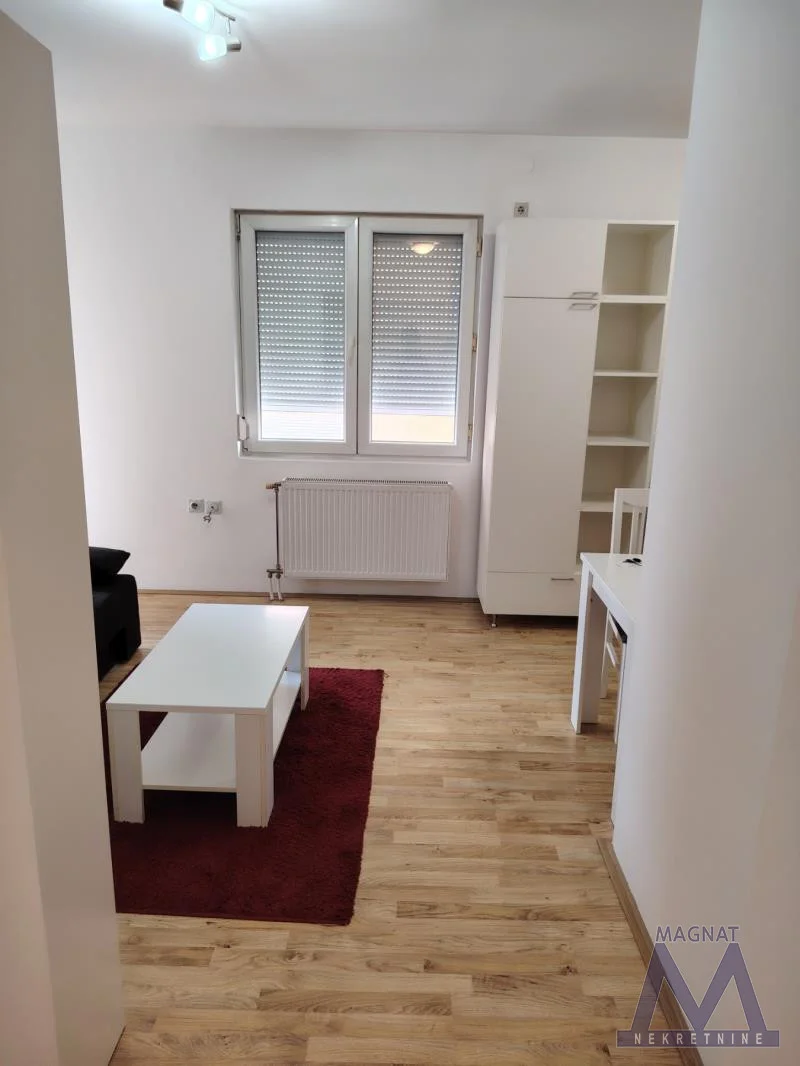 Novi Sad, između Cara Dušana i Bulevara Evrope, u ulici Teodora Pavlovića , odlična, kompletno nameštena,  garsonjera od 21m2 na prvom spratu. Ima terasu. Niski režijski troškovi.Grejanje etažno na gas, plaćanje po potrošnji u toku grejne s