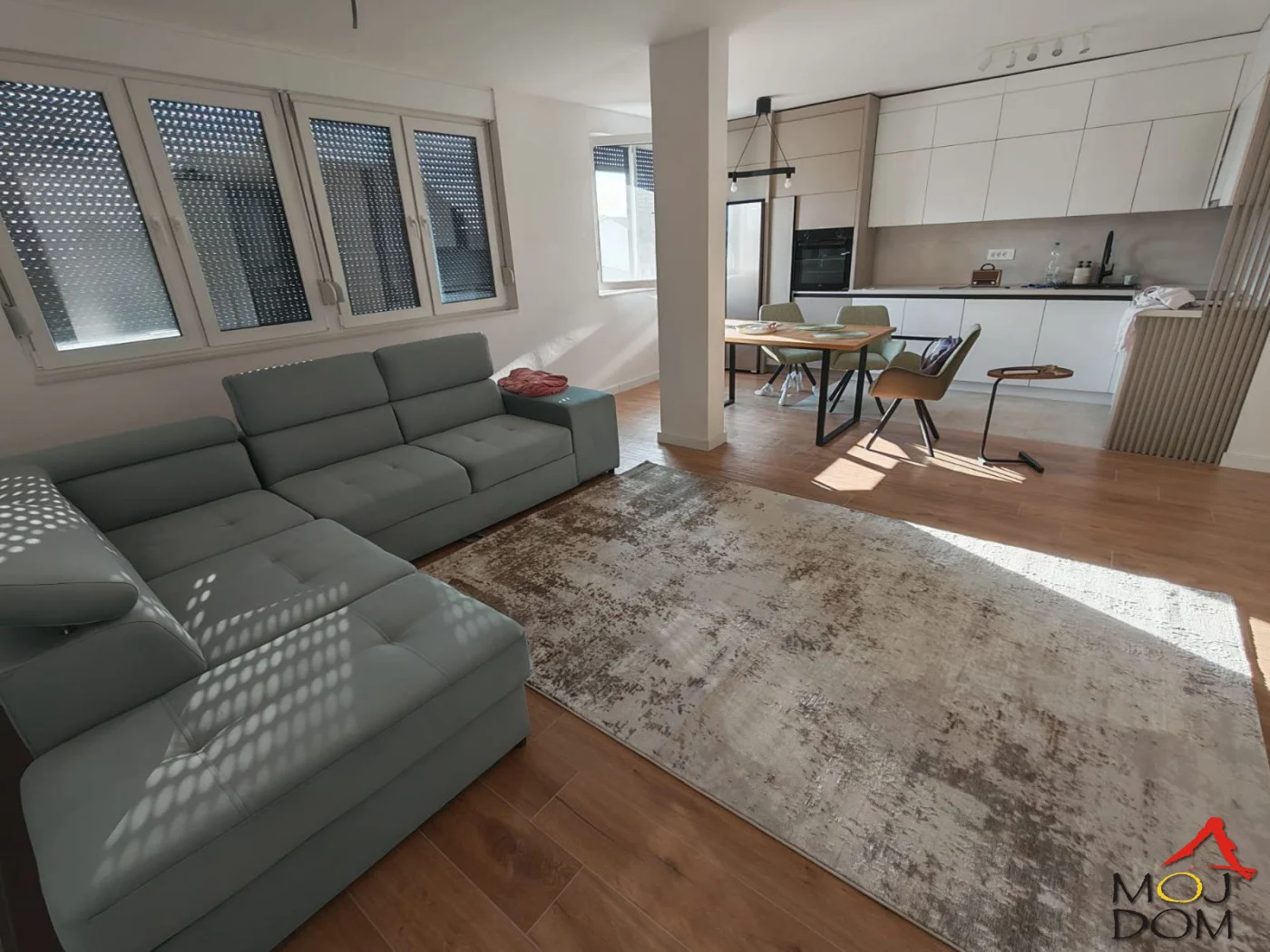 Na prodaju izuzetan četvorosoban duplex stan u novogradnji iz 2024. godine, smešten na odličnoj lokaciji na Telepu,  u neposrednoj blizini Bulevara Patrijarha Pavla. Stan je funkcionalno organizovan na dva nivoa i poseduje ukupno 94 m² unutrašnj