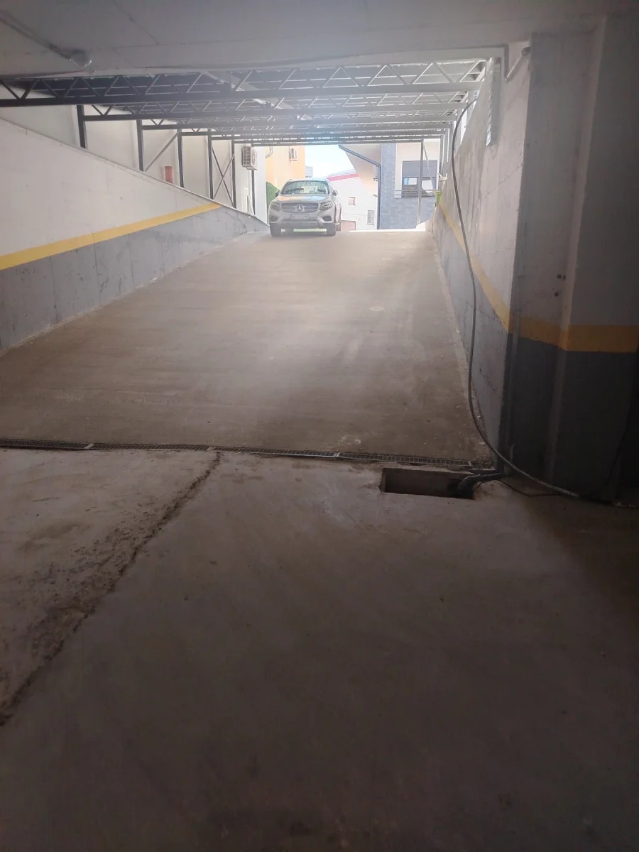 Novi Sad. Telep. Garaža u suterenu zgrade 15.50 m2.U toj garaži je i magicin 22.50 m2.Biće ugrađena segmentna vrata.