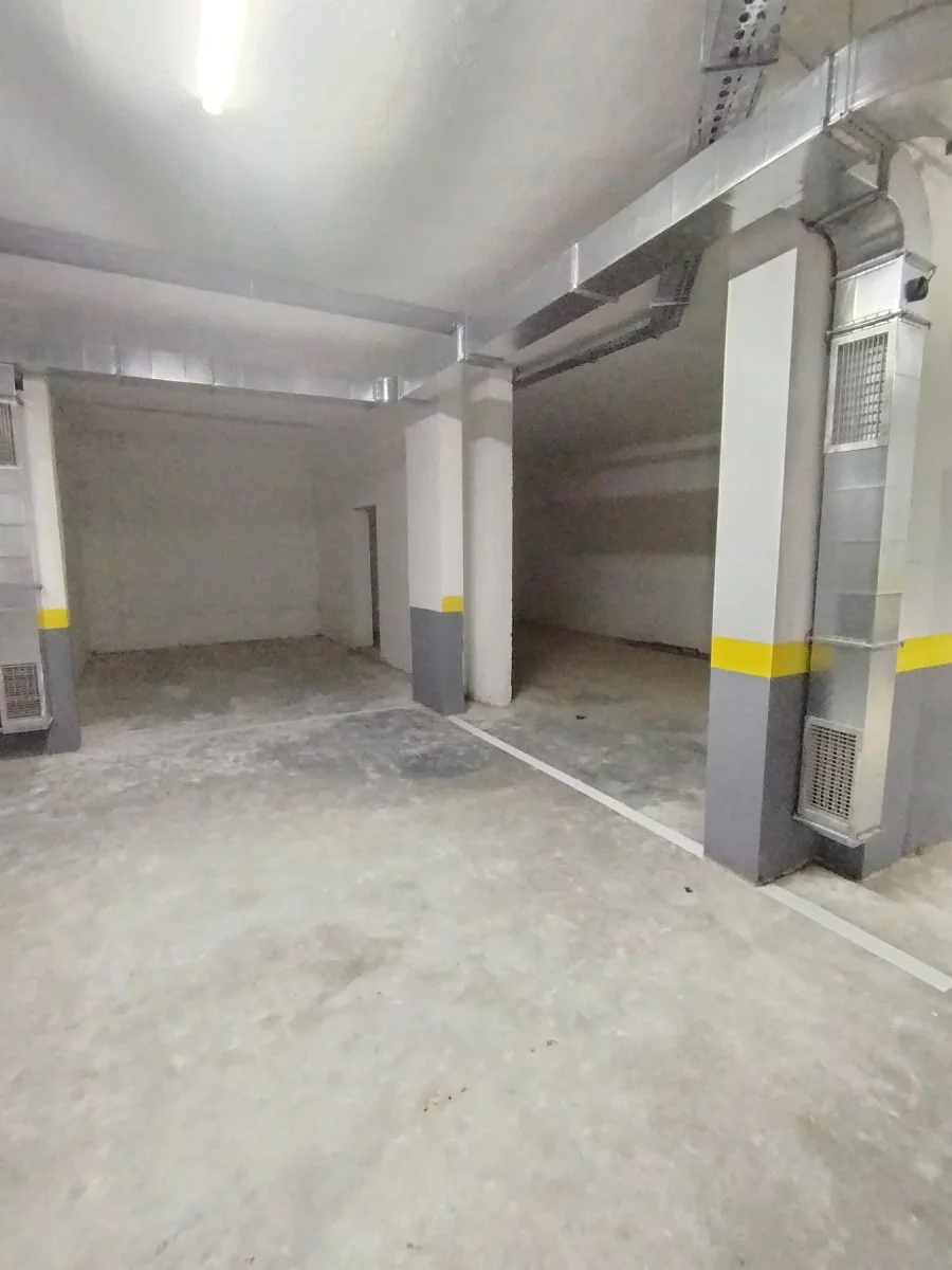 Novi Sad. Telep. Garaža u suterenu zgrade 18 m2.Bće ugrađena segmentna vrata.(Svet nekretnine, Novi Sad, Reg. br. 405