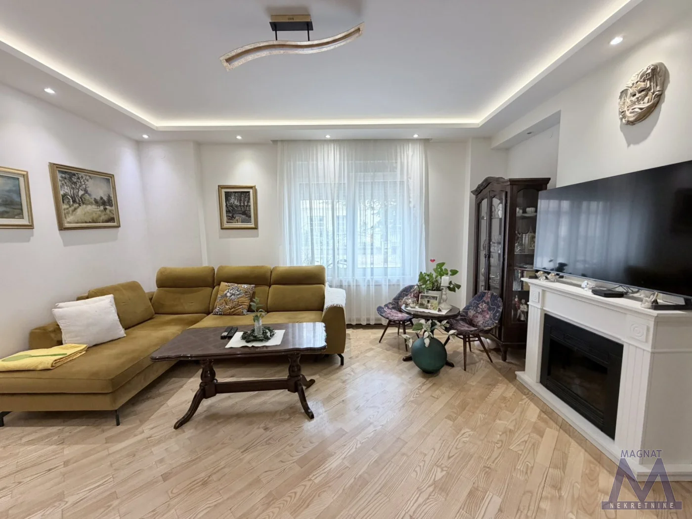 Novi Sad, Telep. TROSOBAN STAN U KUĆI SA DVORIŠTEM 120m2! Stan se nalazi u vrlo lepoj i održavanoj kući, u prizemnom delu. Uknjižen je kao stan 1/1 bez tereta i ima sopstveni ulaz i dvorište. Površine je 79m2 i u osnovi je trosoban. Sastoji se