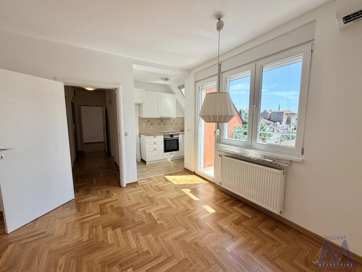 Novi Sad, Centar - ulica Stevana Sremca. EKSKLUZIVNA PRODAJA - USELJIV RENOVIRAN DVOIPOSOBAN STAN U NOVOJ ZGRADI! Stan se nalazi na trećem spratu nove zgrade sa liftom. Površine je 47m2 i sastoji se iz dve spavaće sobe, kupatila, dnevnog boravka s