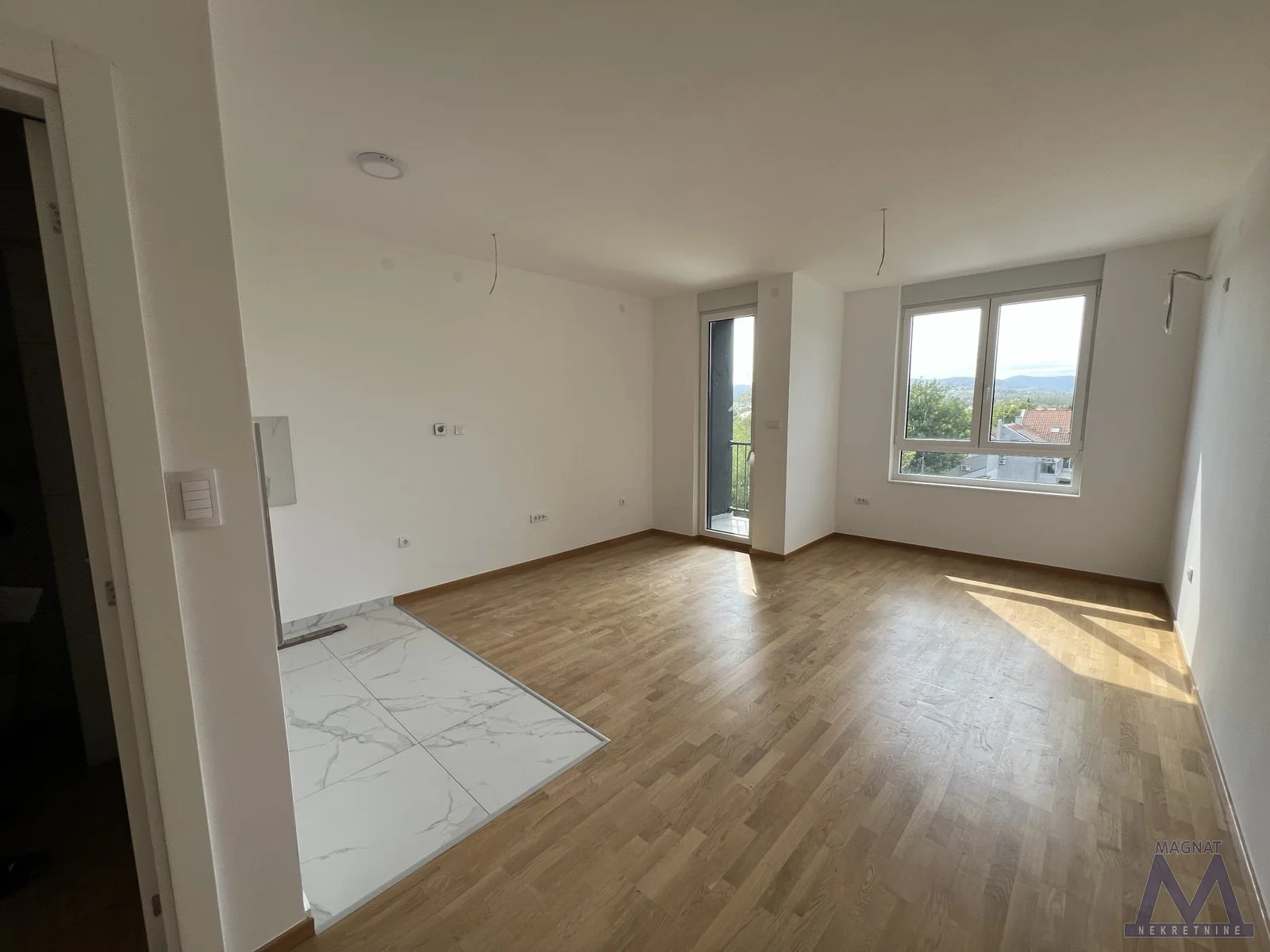 Novi Sad, Telep. GARSONJERA - NOVO - USELJIVO! Garsonjera se nalazi u novoj zgradi, pozicionirana je na 3/3 spratu u zgradi sa liftom i dvorišno je orjentisana. Površine je 31m2 i poseduje terasu sa koje se pruža fantastičan pogled na Frušku Gor